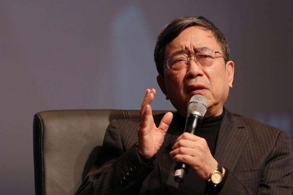 文坛精英余秋雨，为何陈丹青提到他时却嗤之以鼻？