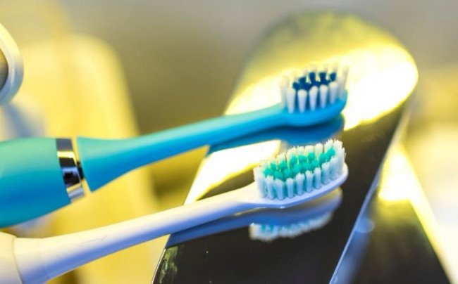 电动牙刷的正确使用方法？