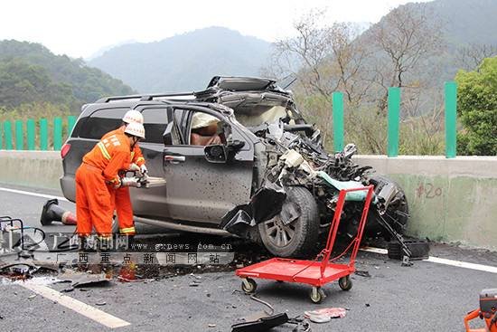 一女司机开着引擎盖盲开半小时，警方对她进行了什么处罚？