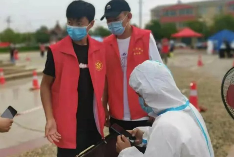 河南一男子一脚踹倒志愿者引众怒,此事最终是如何处理的?