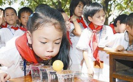 吹乒乓球过水杯游戏规则是什么?