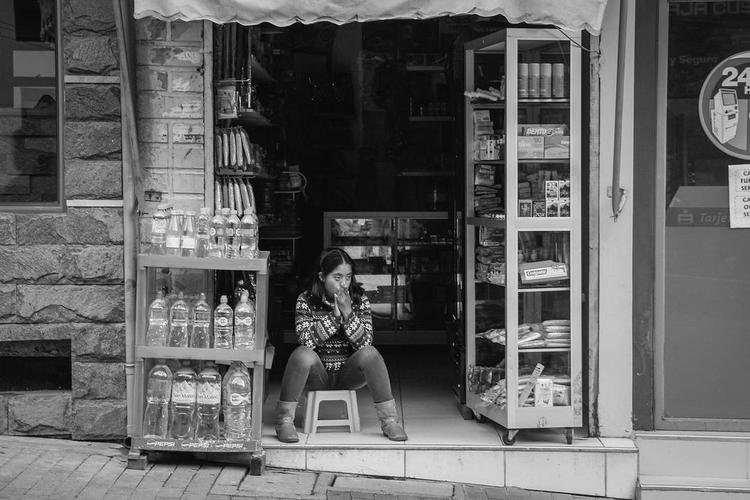 11岁女孩晚上独自看店追着客人付款！他们的行为是否属于抢劫未遂呢？