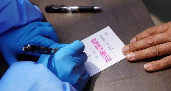 上海17名防疫保安被骗桥下过夜,他们是被怎么骗的?