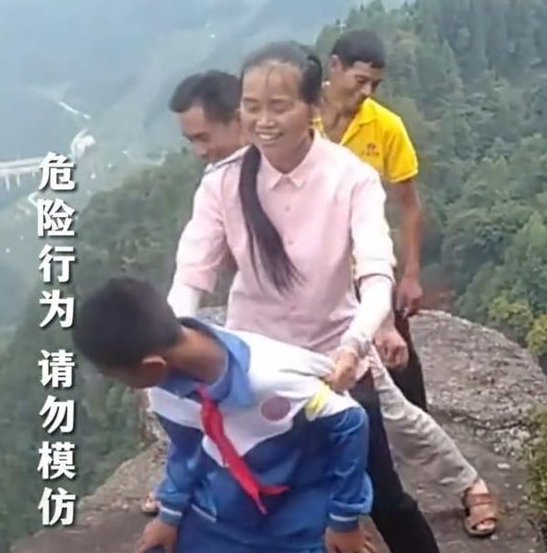 4人悬崖边脚踩巨石用力摇晃，他们真的意识不到危险吗？