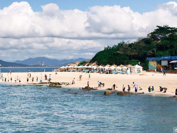 海南跟三亚是一个地方吗