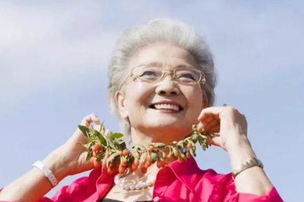 以下哪个成语形容老人气色好的词语