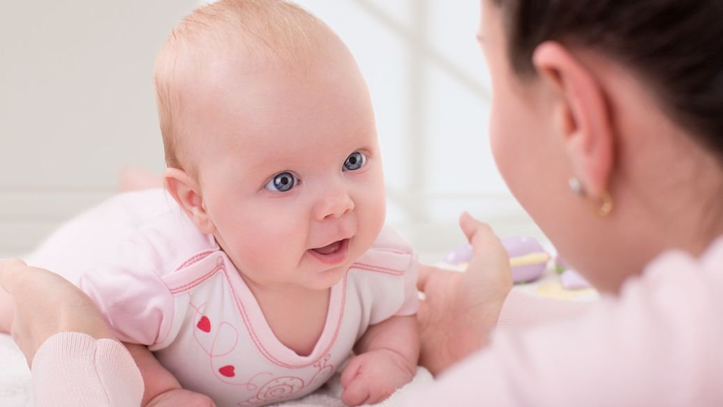 1岁多萌娃穿尿不湿单手打鸡蛋，1岁半的宝宝都会写什么？