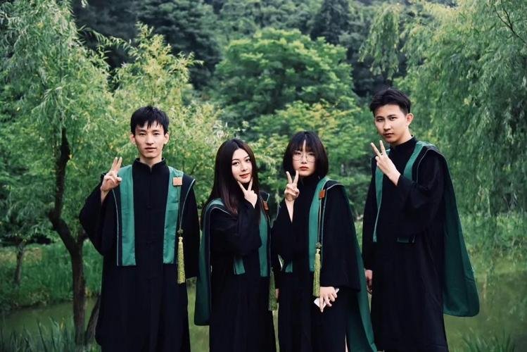 毕业季来临，哪些学校独家定制的学位服很有特色呢？你喜欢哪个学校的？