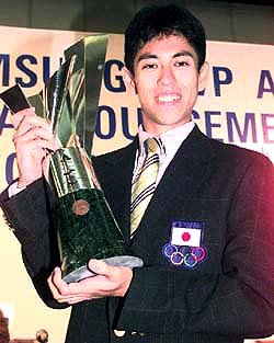 伊东浩司的早年经历