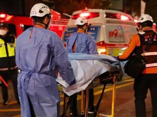 韩国踩踏事件中,夜店老板见死不救拒开门,夜店老板到底出于什么考虑?