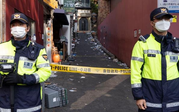 韩国踩踏事件中,夜店老板见死不救拒开门,夜店老板到底出于什么考虑?