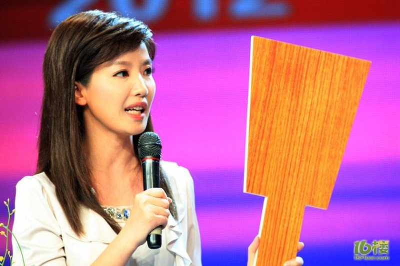 武汉电视问政现场的主持人是