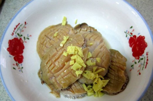 鲍鱼主要吃它的哪个部位?