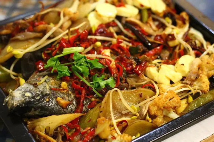 七台河一餐厅给顾客反复端别桌吃过的鱼,店铺这样的做法是否违规?