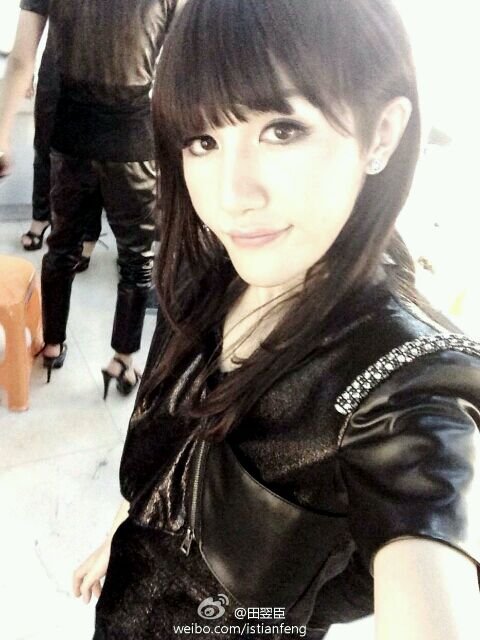 湖南卫视2月6日晚上百变大咖秀，有一个男子组合模仿少女时代的，有谁知道模仿泰妍的那个人是谁？