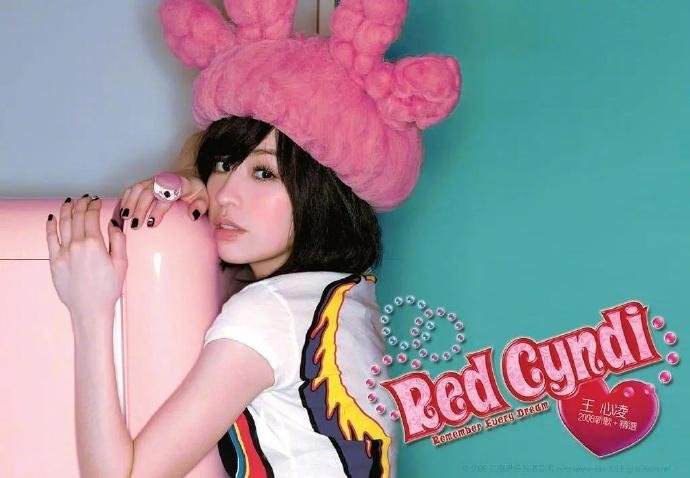 江苏男子全程痴笑看王心凌唱《爱你》,男子为何会有这样的反应?