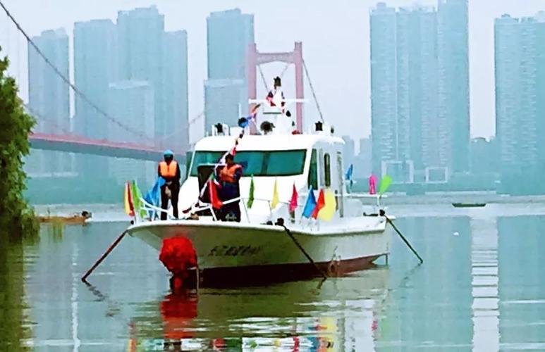 航母下水掷瓶礼：香槟酒瓶碰击舰艏，为何会这么做？