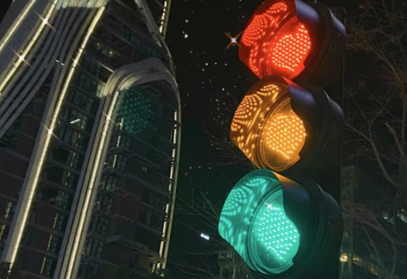 红绿灯最早给什么车用