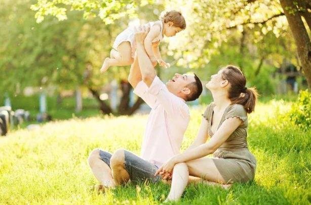 坠楼女婴父亲说“孩子系在家自行生产”，对于此事你有何看法？