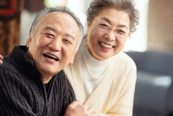 以下哪个成语形容老人气色好的词语