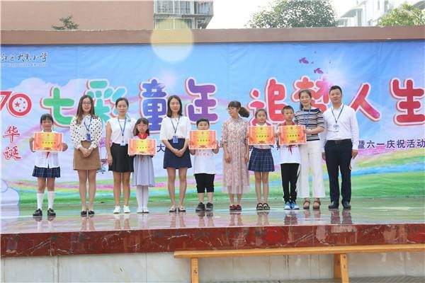 如何看待一中学请优秀学生吃牛排的行为，这对其他学生来说公平吗?