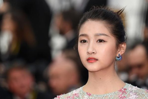 关晓彤拍戏封闭道路遭业主抱怨，对此你怎么看？