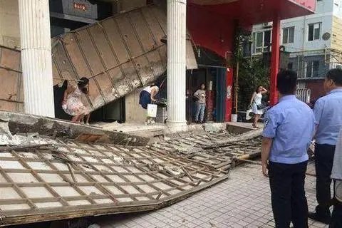 四川领水县一临街招牌脱落砸中2岁女童，祸从天降是天灾还是人祸？
