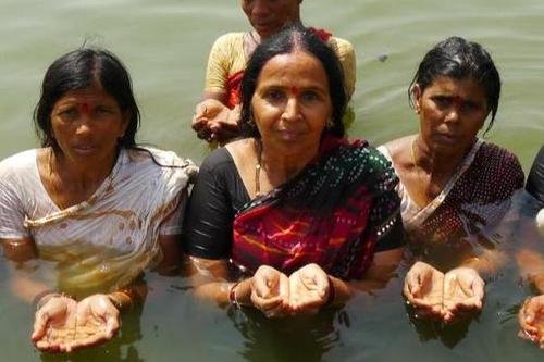 相信河水能洗清病毒，数万印度人跳进恒河沐浴，这个场面有多“吓人”?