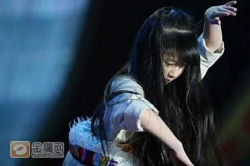 迟到走光,下身失守,有杨丽萍撑腰的小彩旗是怎样从