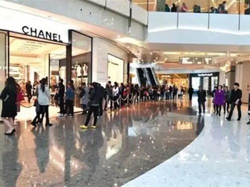 韩国青年排队抢购奢侈品,他们抢购奢侈品是干什么的?