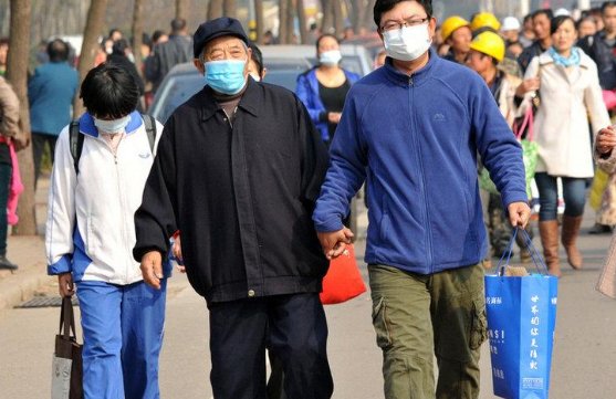 氧气告急，巴西民众排队领购氧气，当地为何会缺乏氧气呢？