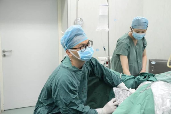 绵阳29岁女子做妇科微创手术身亡，谁该为女子的死负责？