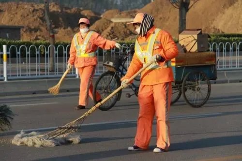 郑州一女孩国庆请环卫工人吃饭引热议，她为何这么做？