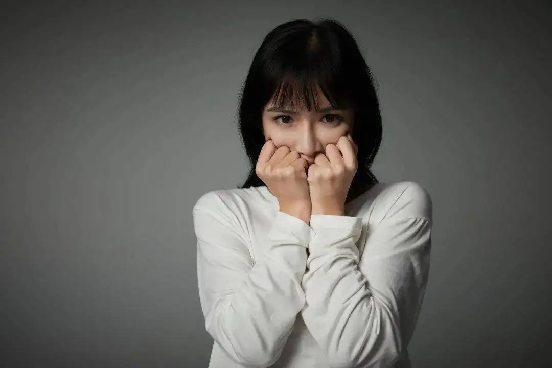 锦州街头“赶尸式”广告人偶吓坏路人，这样的广告可能会引发什么后果？