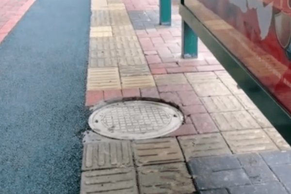 贵州盲道为绕开井盖穿过公交站牌，这样的盲道有何用？