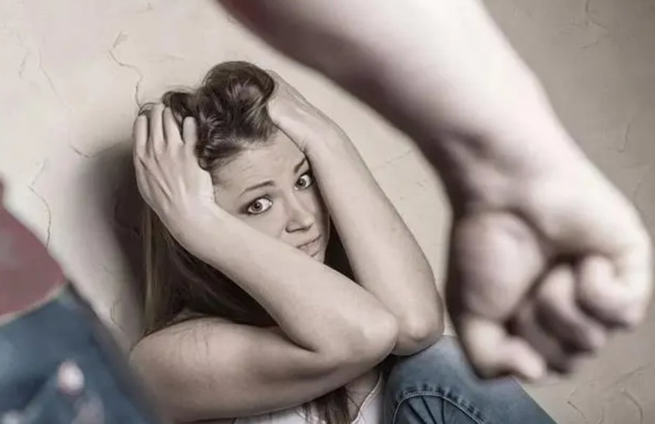 陕西一公司高管因家暴妻子被停职，该名男子需要承担哪些责任？