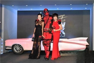 王思佳礼服滑落走光事件 有照片还有视频