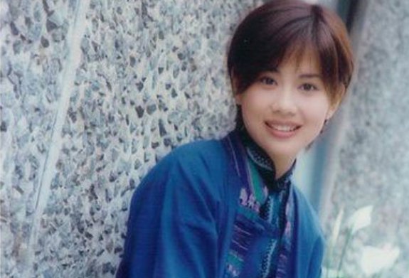 2005年，陈松伶被经纪人扫地出门，为何说我什么都不要，只要内衣？