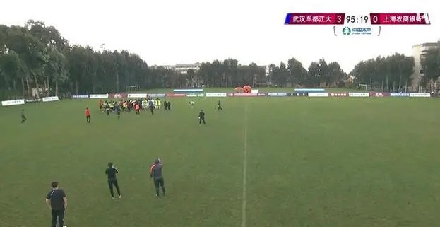 引发女足联赛暴发大规模冲突的原因是什么？