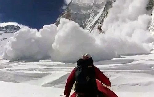 尼泊尔的世界第八大高峰马纳斯鲁峰发生雪崩，雪崩是由于全球变暖所致的吗？