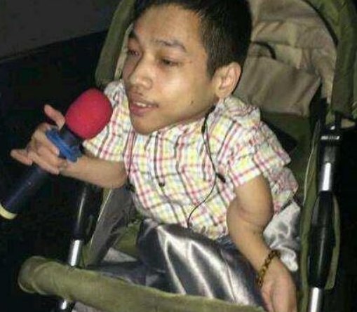 当年身高1米的侏儒，娶1.7娇妻赚千万资产，后来怎样了？