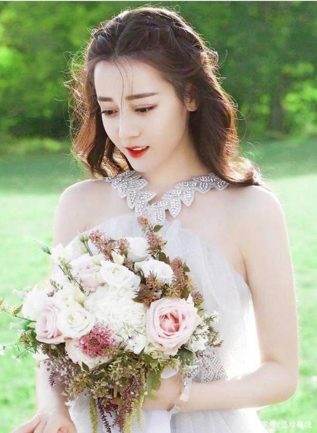 秦岚说作为女艺人需自律，这是为什么？