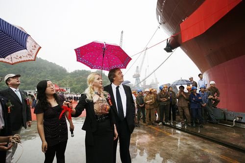 航母下水掷瓶礼：香槟酒瓶碰击舰艏，为何会这么做？