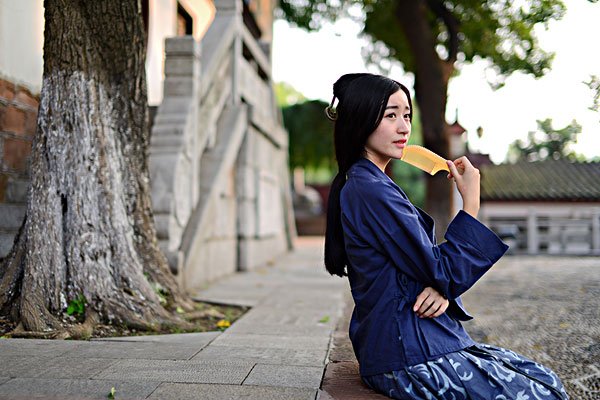 古代富贵人家生完孩子都会有乳娘抚养，为什么妈妈不亲自抚养？