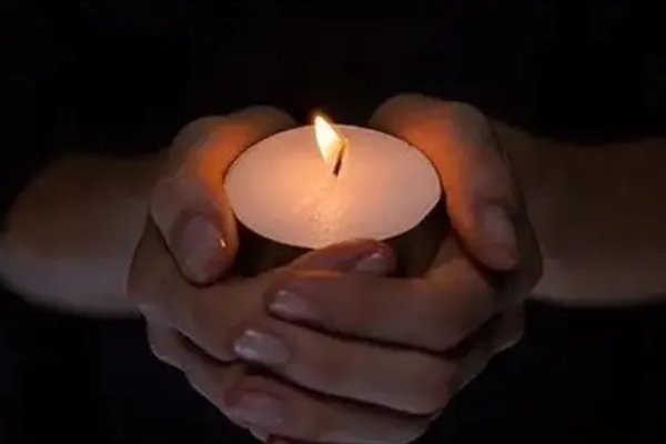 周口报业集团一员工坠楼事件引发关注，涉事企业在此事中有哪些法律责任？