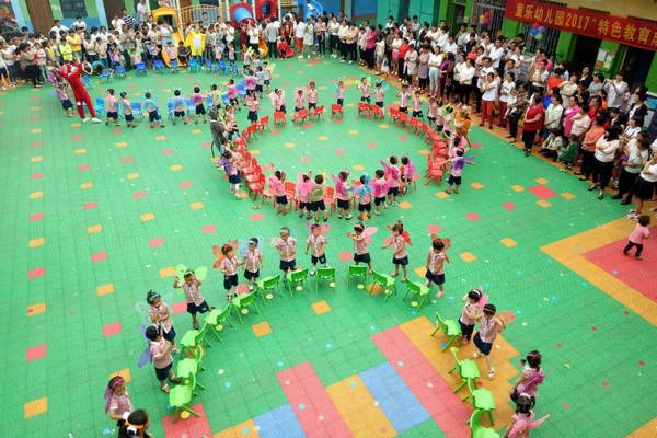 广西玉林一幼儿园开学，家长一路蹦蹦跳跳送娃上学，他们为何如此高兴？