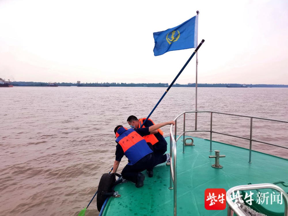 镇江男子为回老家用木板横渡长江，男子的做法可取吗？