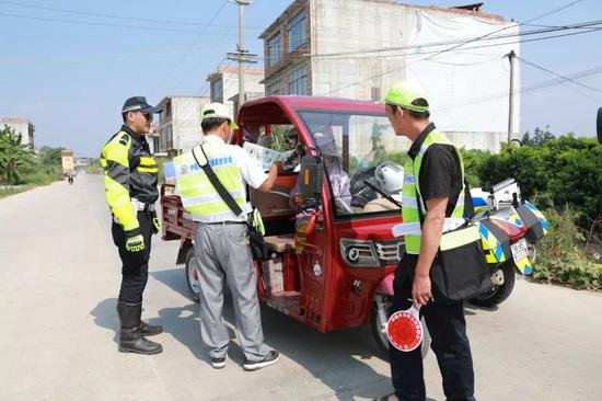 安徽一小伙弃车与民警共追违法嫌疑人，你如何看待小伙的这一行为