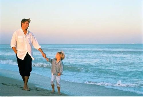 爸爸为儿子庆生送上巨大奥特曼，父亲该如何维护和孩子的关系？