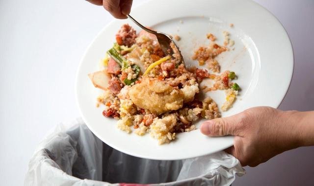 吃了冰箱里的剩菜,男子拉了几天肚子后身亡,剩饭剩菜到底能不能吃